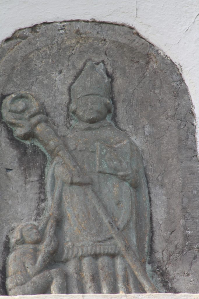 Saint Norbert de Xanten, dans la niche d'une maison de la rue du presbytère